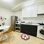 Stay Green, 7 Minutes Walk From Hongdae Entrance Station And Shinchon Station, Spacious Separate Studio