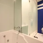 Crossing Hotel