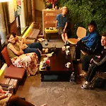 Windroad And Flowers Guesthouse
