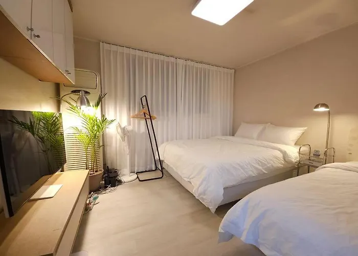 Hongdae, 10Mins To Hapjeong Station, Mangwon Station, 2 Rooms 3 Beds, Max 5Pax