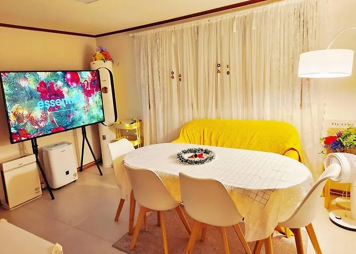 Seoul, 3 Rooms, Gimpo Airport, Free Parking, 1 Pm Check-Out, Super Close To The Station, 10 People, Warm Accommodation, 4 Beds, Hongdae, Jongno, Myeongdong