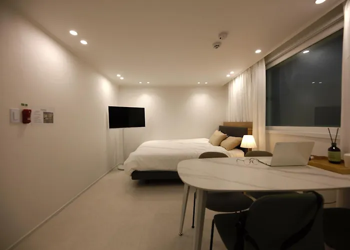 Ari House