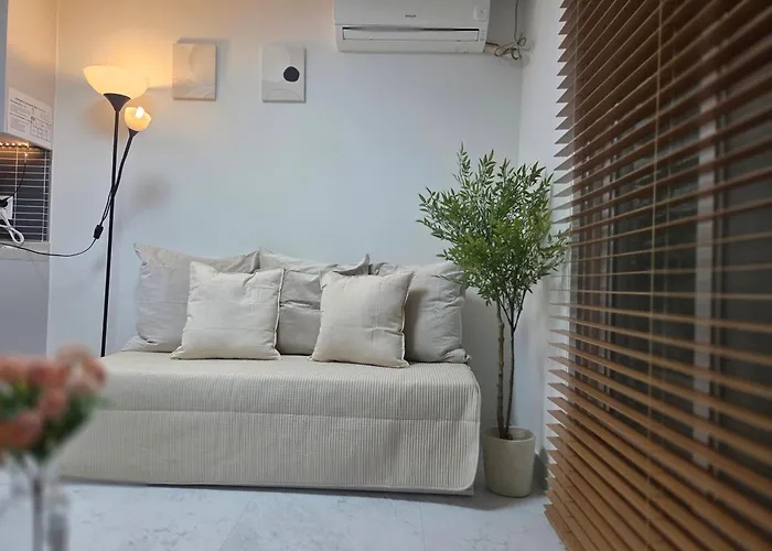 Gangnam Station, Yeoksam Station, 5-Minute Walk, Luggage Storage, Business Trip, 6 People