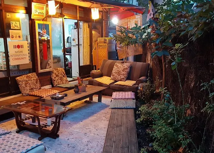 Windroad And Flowers Guesthouse