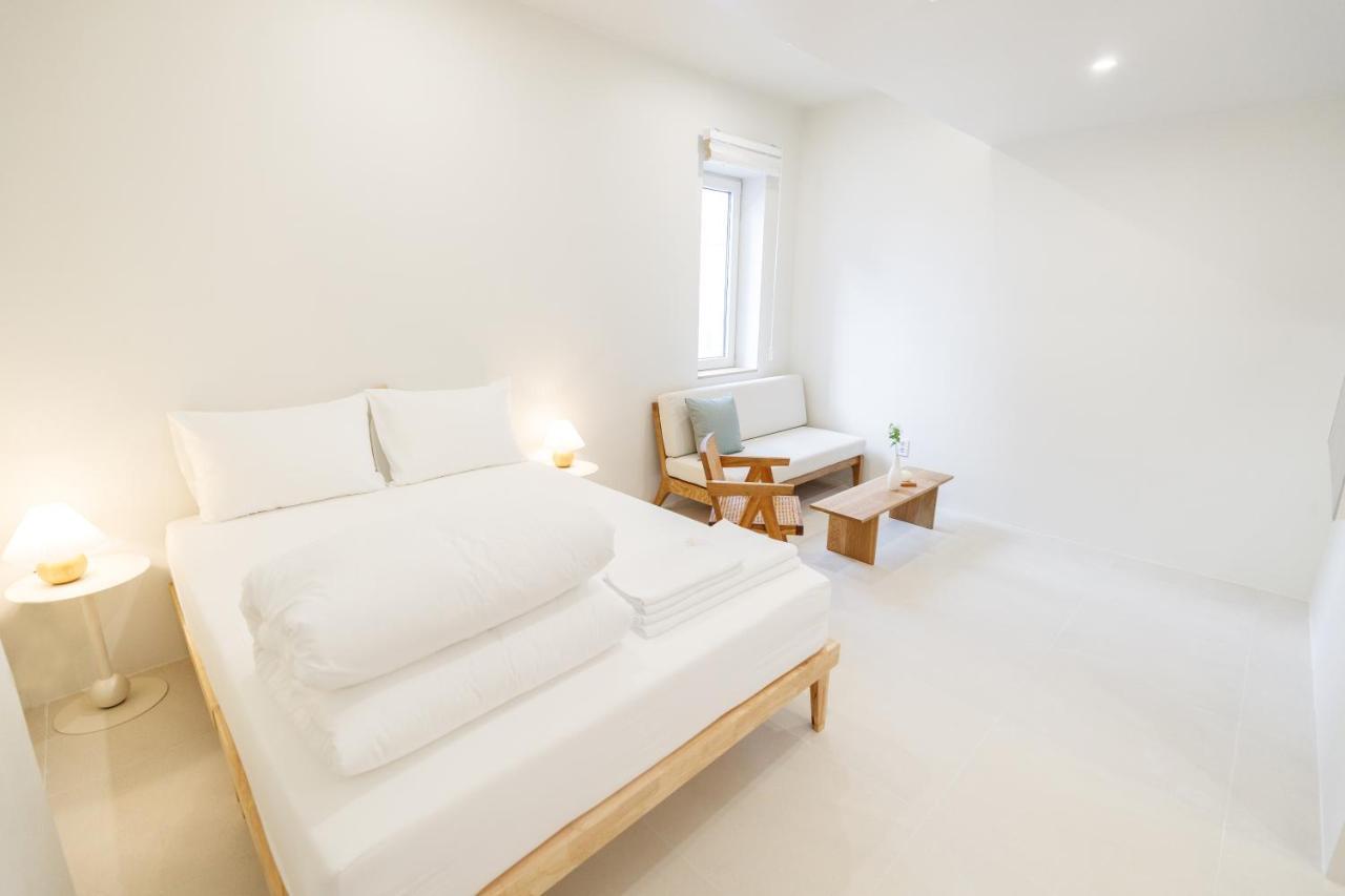 Apartment White Linen House *