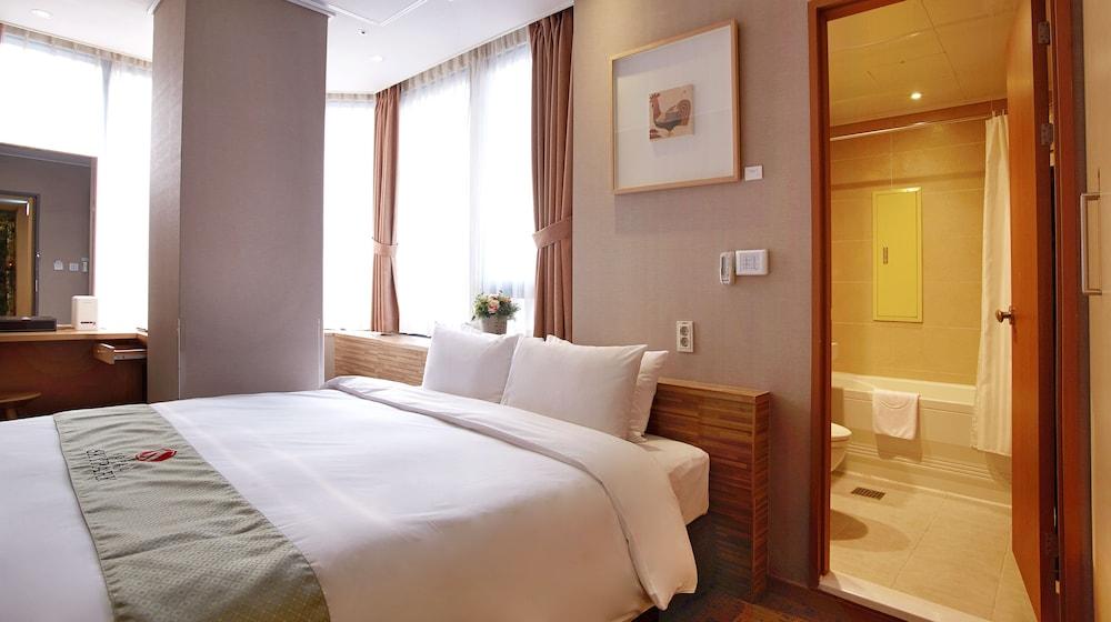 Skypark Myeongdong 1 3*