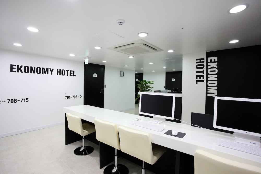 Ekonomy Myeongdong Premier Seoul