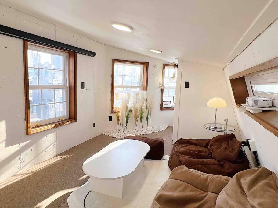 Urban Gargen Mid Century Apartment