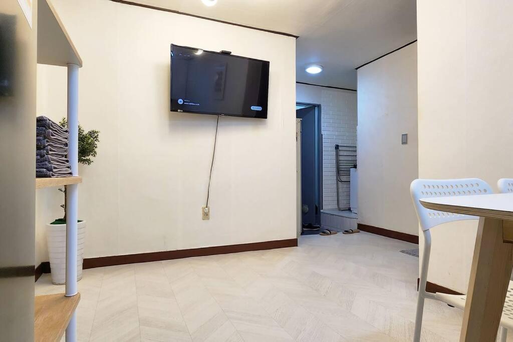 Apartment White Linen House C-2 Hongdae *