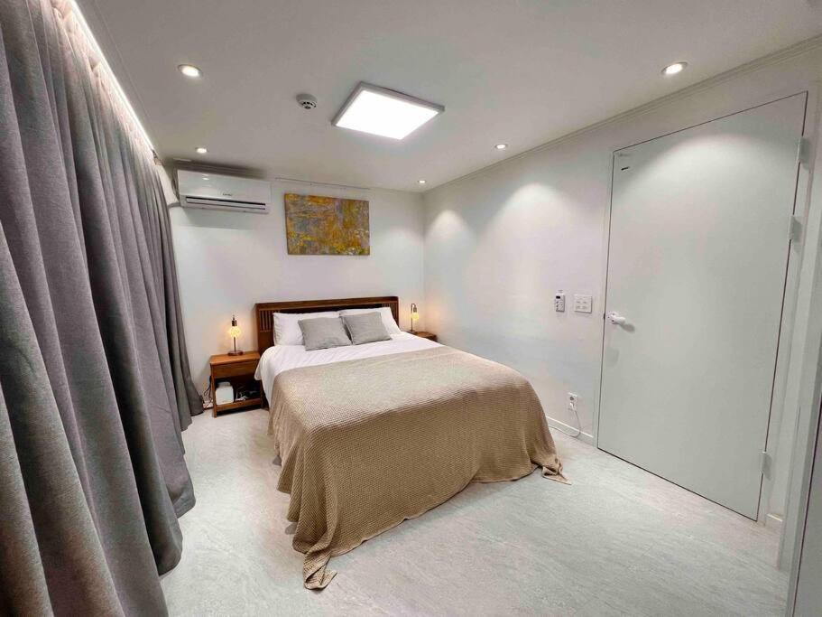 Comma 2, Cozy Semi-basement Apartment Seoul
