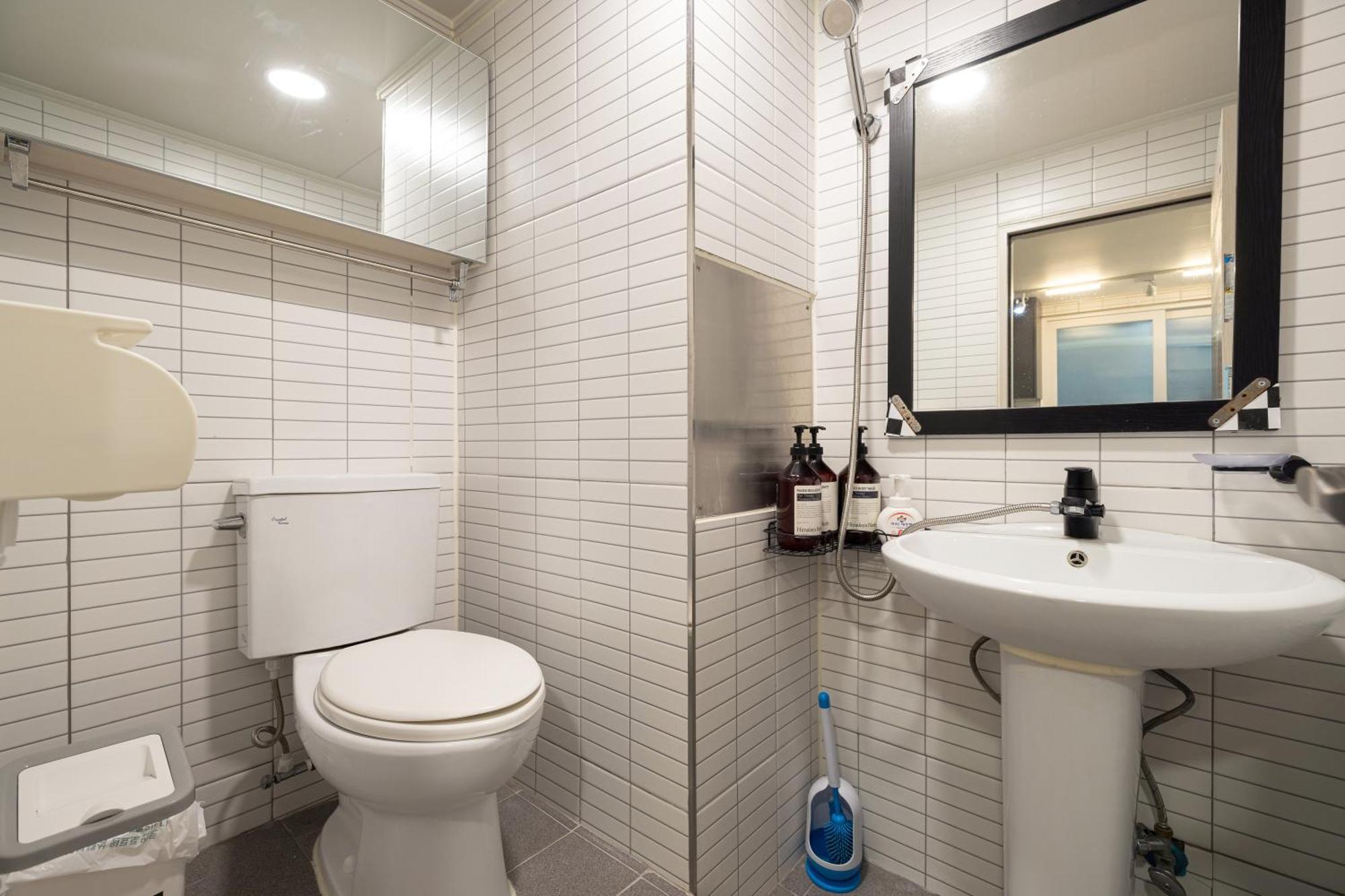 Woody Two Bedroom In Hongdae * Seoul