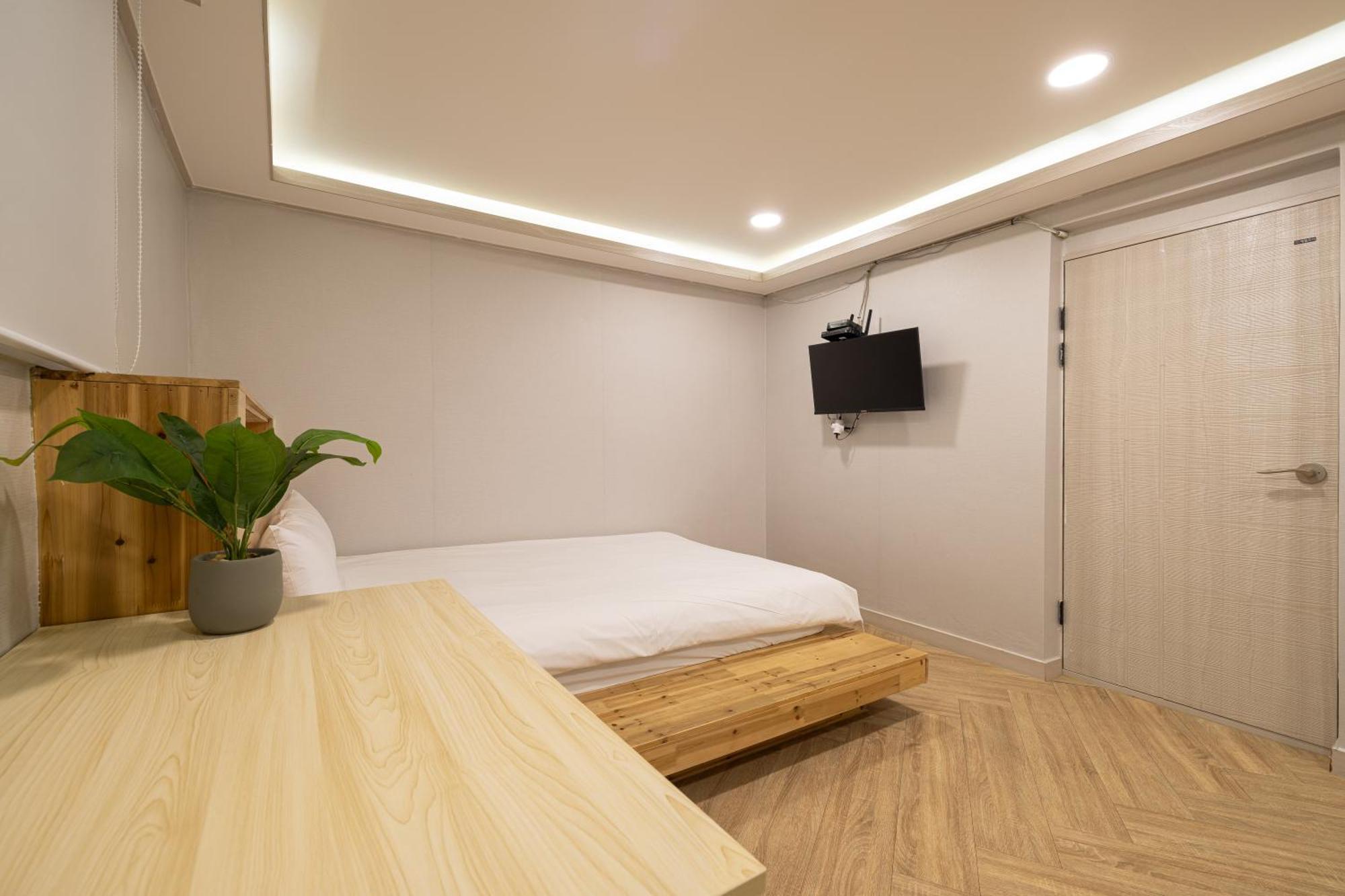 Woody Two Bedroom In Hongdae *