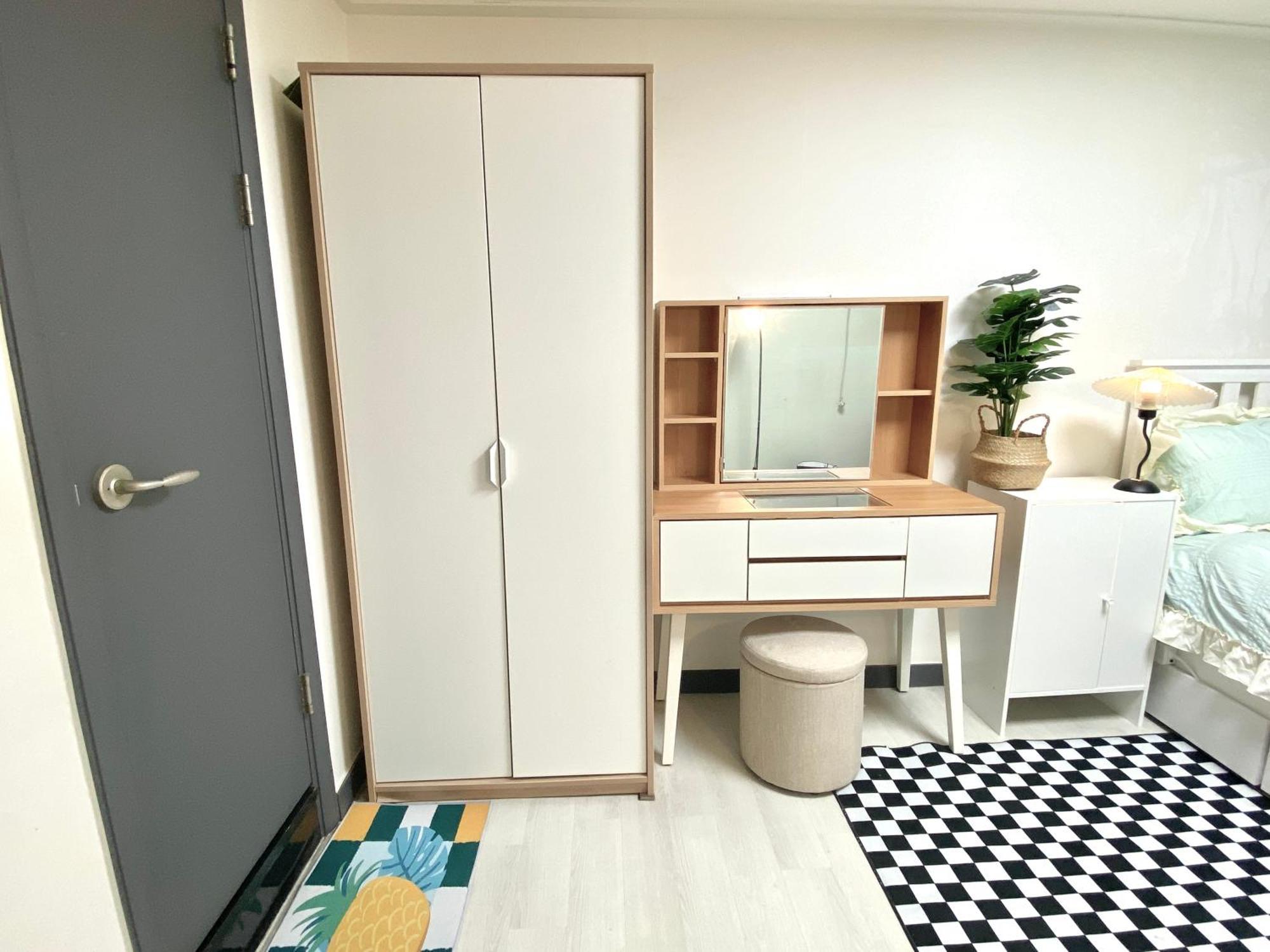 Homestay White Private Bathroom Red Panda