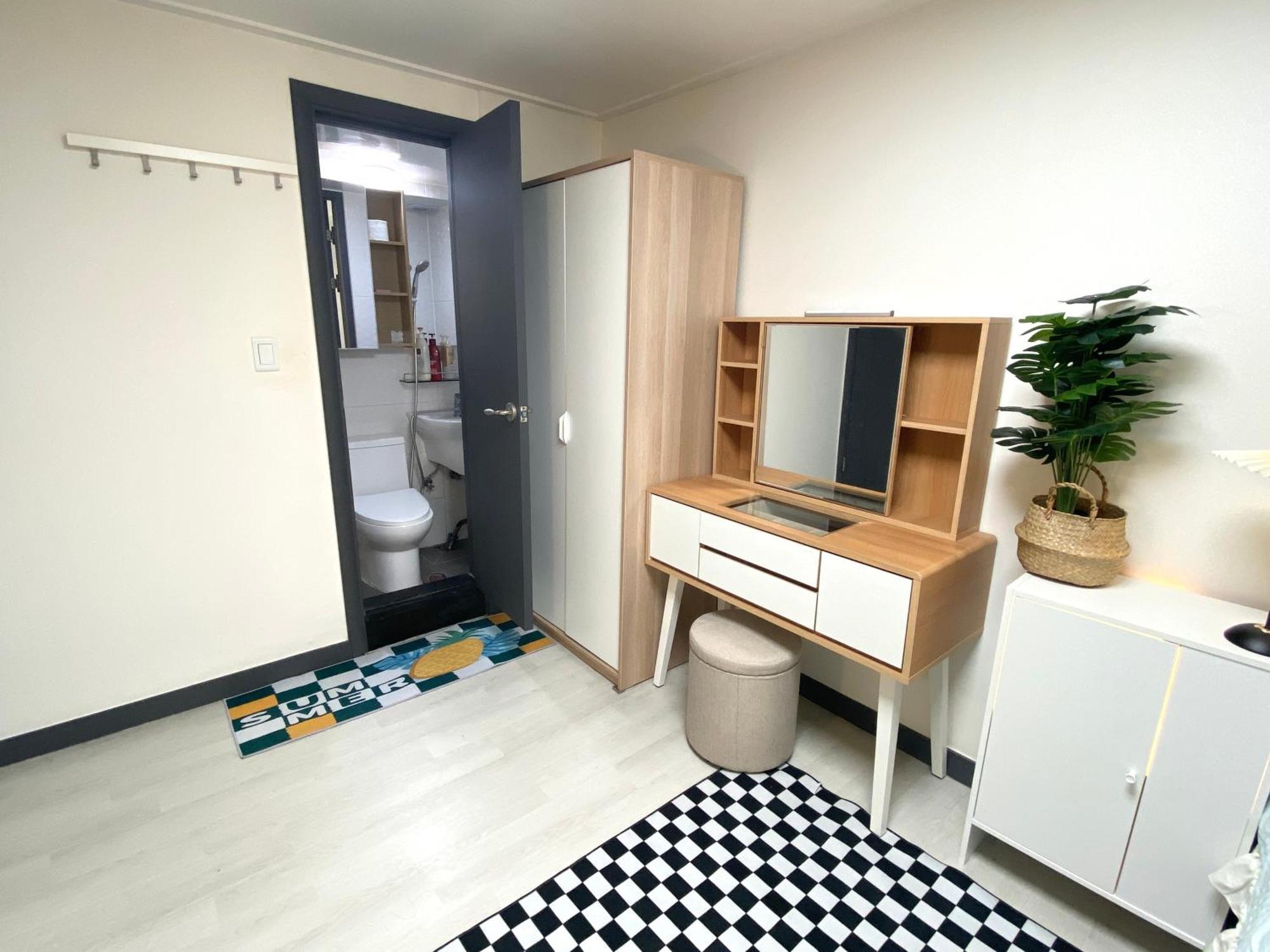 Homestay White Private Bathroom Red Panda Seoul