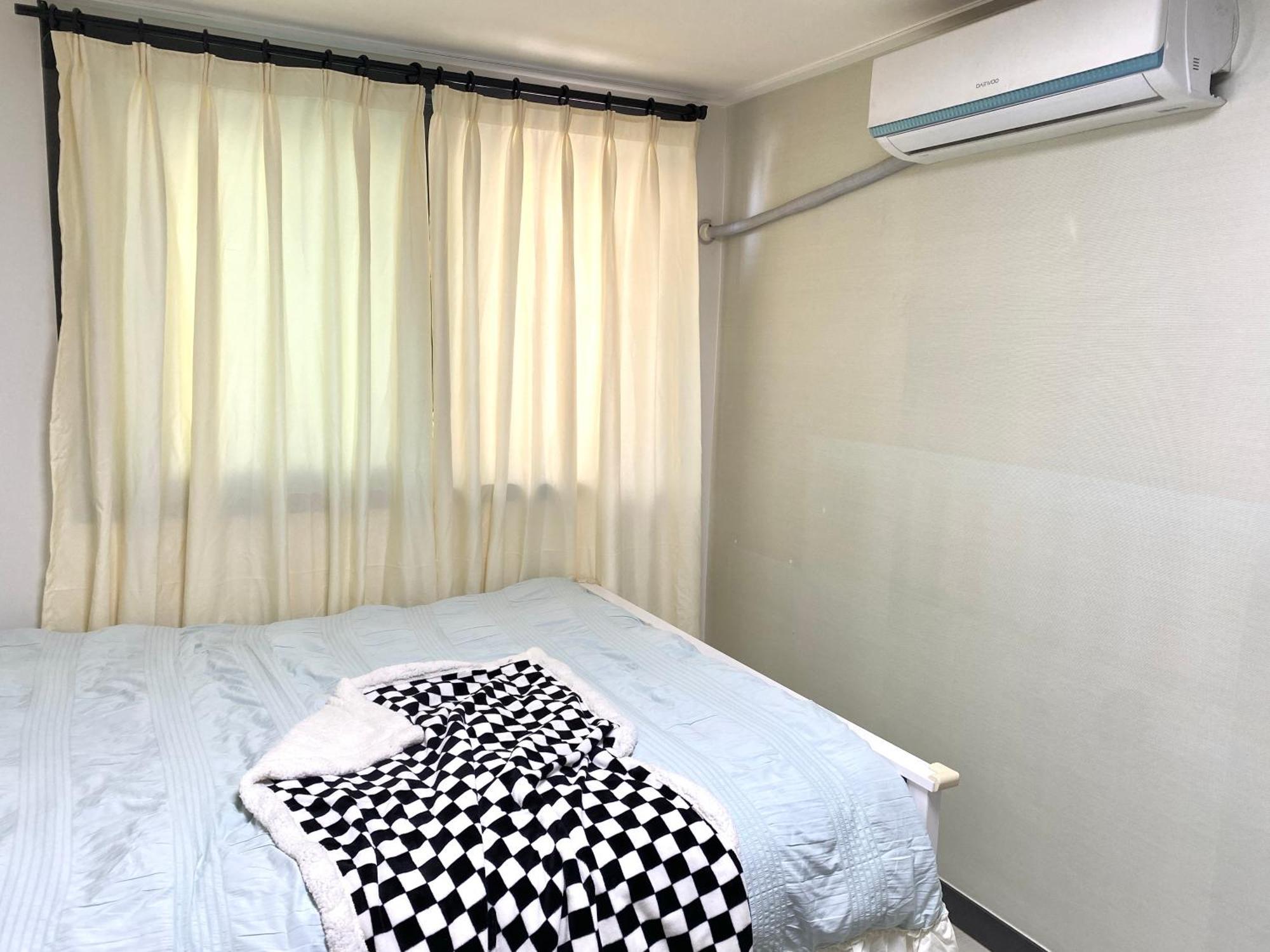 Homestay White Private Bathroom Red Panda Seoul