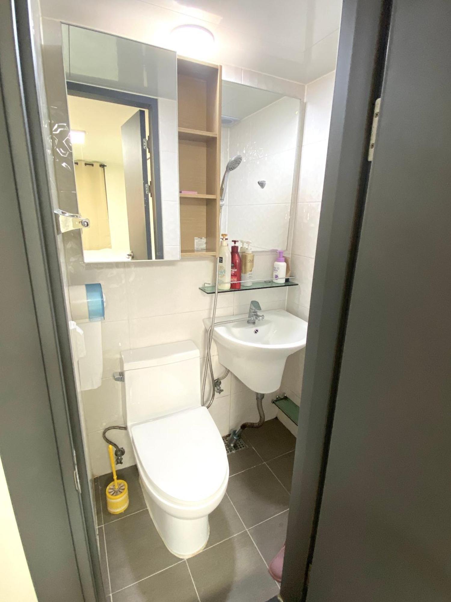 White Private Bathroom Red Panda Seoul