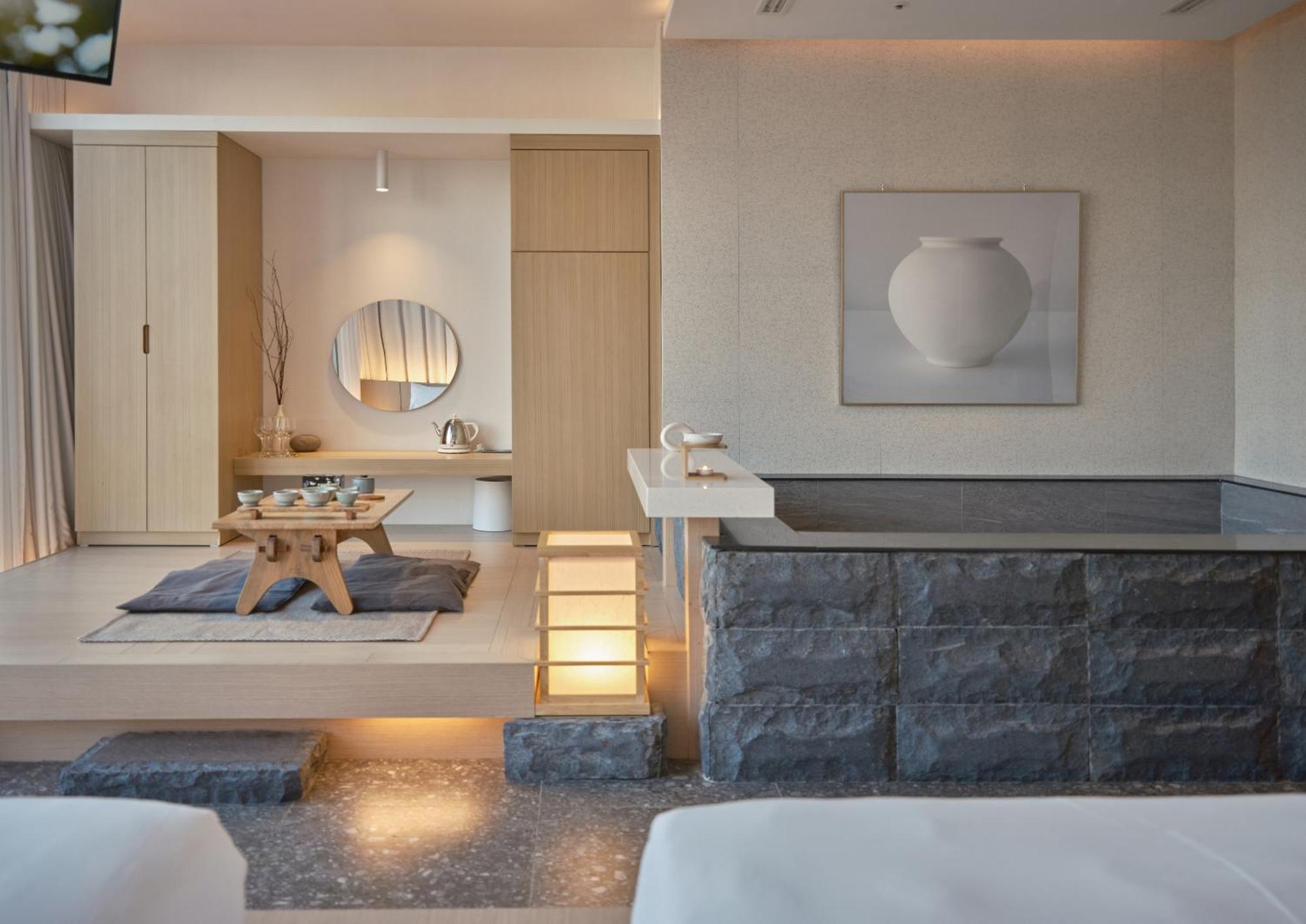 Uh The Hotel 2*