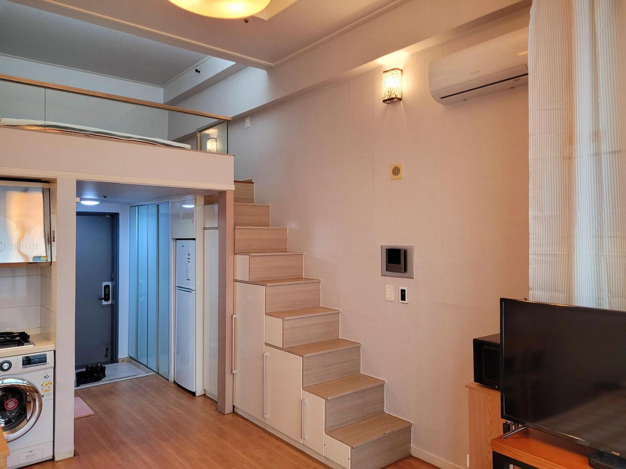 Travel House *