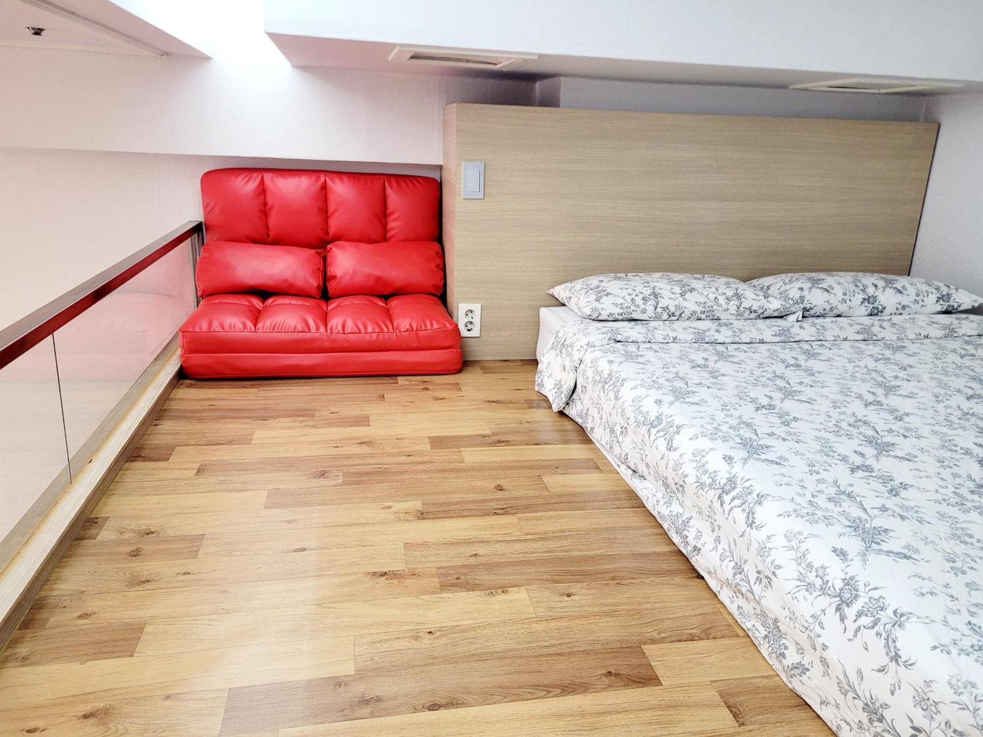 Travel House *