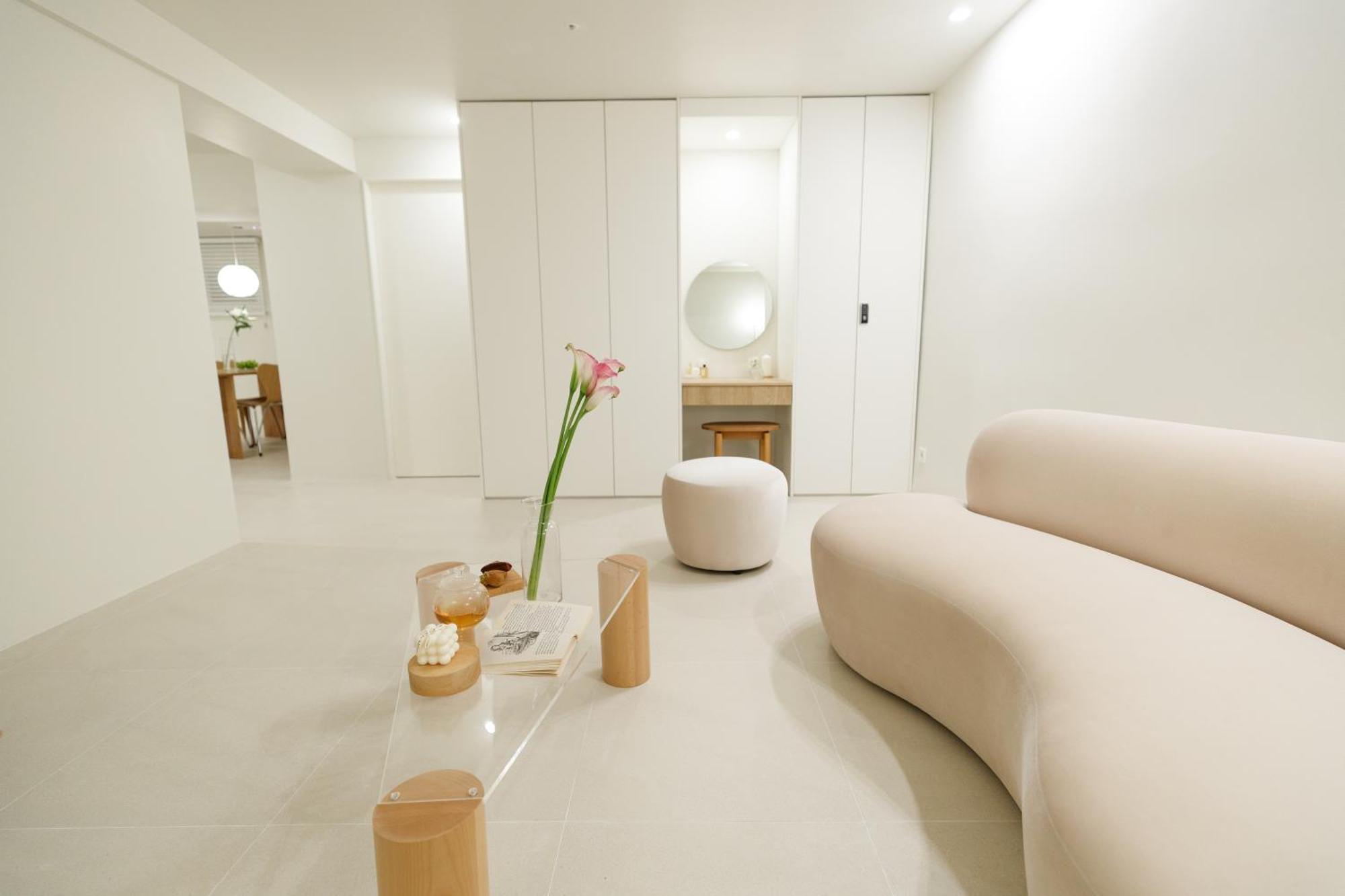 Apartment White Linen House *