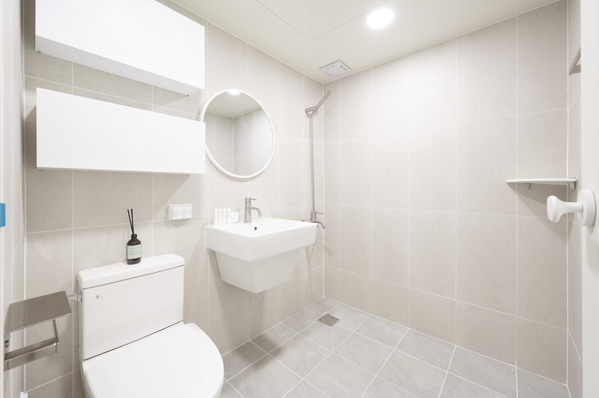 Apartment White Linen House