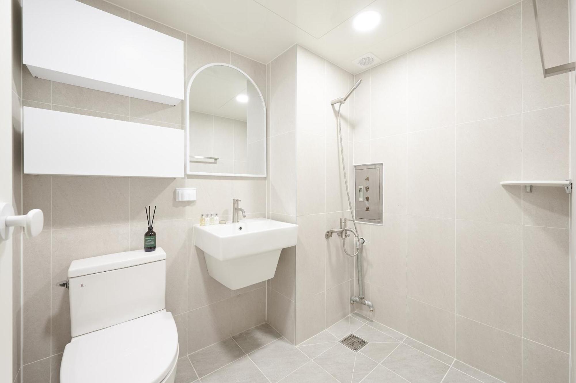White Linen House Apartment
