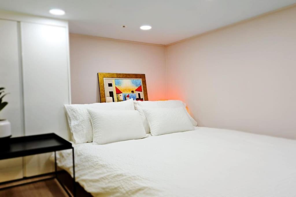 홍대입구, 신촌 중심부 씨티뷰하우스,fully Furnished Apartment *