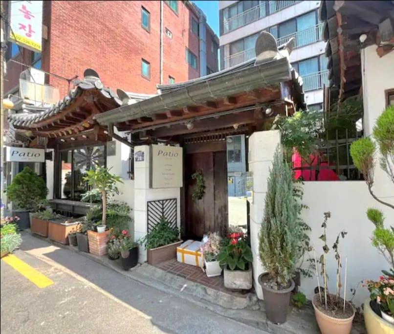 Apartment 홍대입구, 신촌 중심부 씨티뷰하우스,fully Furnished Seoul