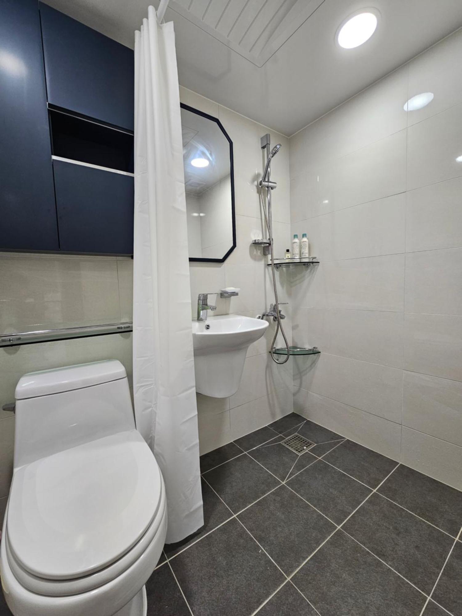 홍대입구, 신촌 중심부 씨티뷰하우스,fully Furnished Apartment *