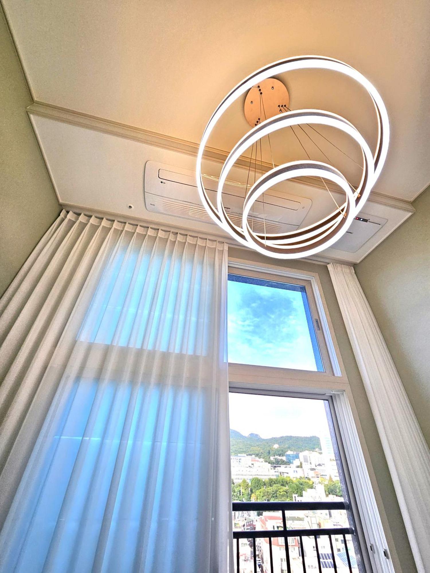 Apartment 홍대입구, 신촌 중심부 씨티뷰하우스,fully Furnished *
