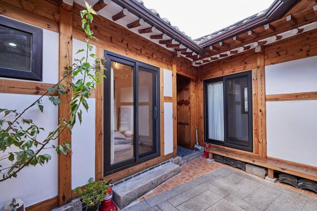Jay Hanok ㅡ 3br 3bath ㅡ 8min From Anguk Stn