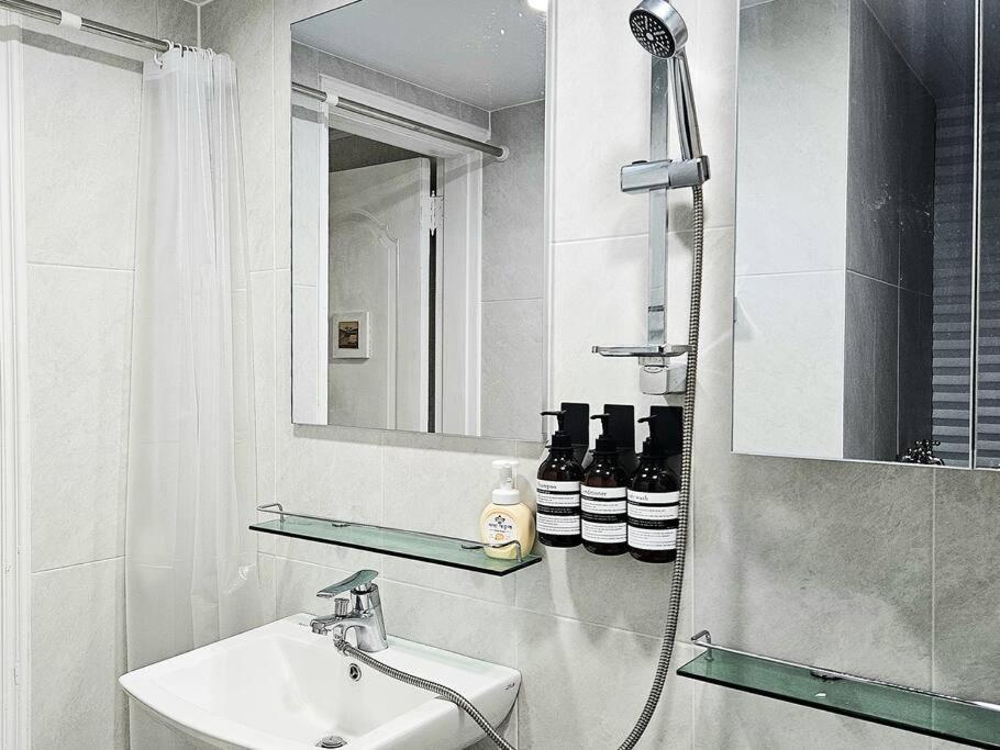 Apartment Gangnam Cozy Near Sinnonhyeon, 3 Queen Beds, Sofa Seoul