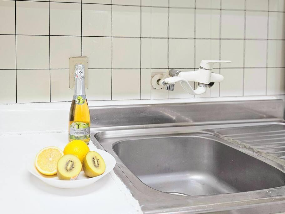 Gangnam Cozy Near Sinnonhyeon, 3 Queen Beds, Sofa * Seoul