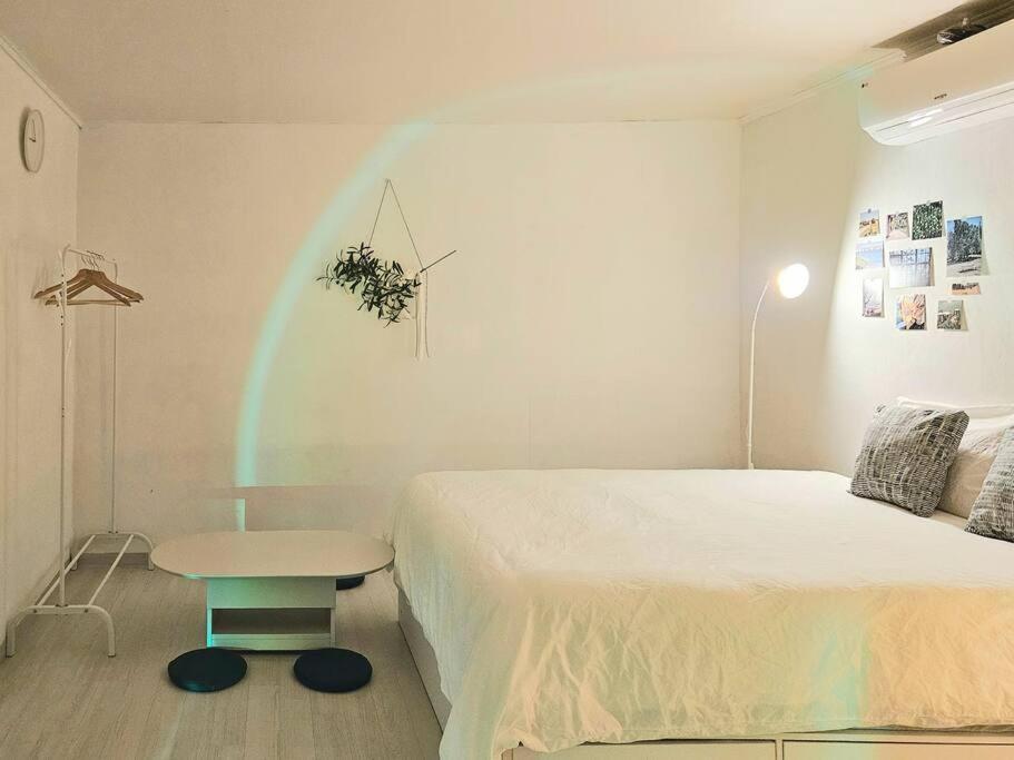 Gangnam Cozy Near Sinnonhyeon, 3 Queen Beds, Sofa