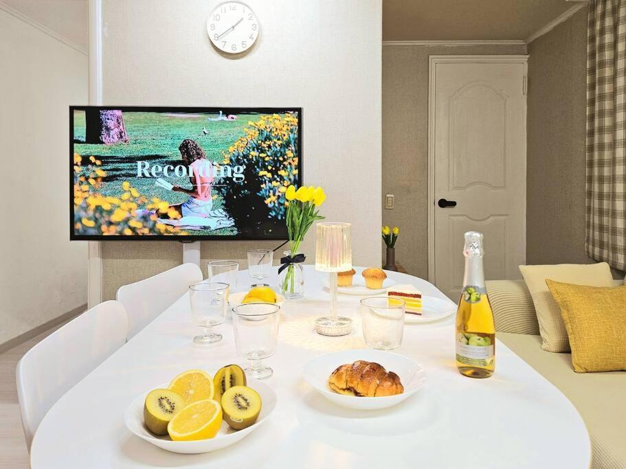 Gangnam Cozy Near Sinnonhyeon, 3 Queen Beds, Sofa