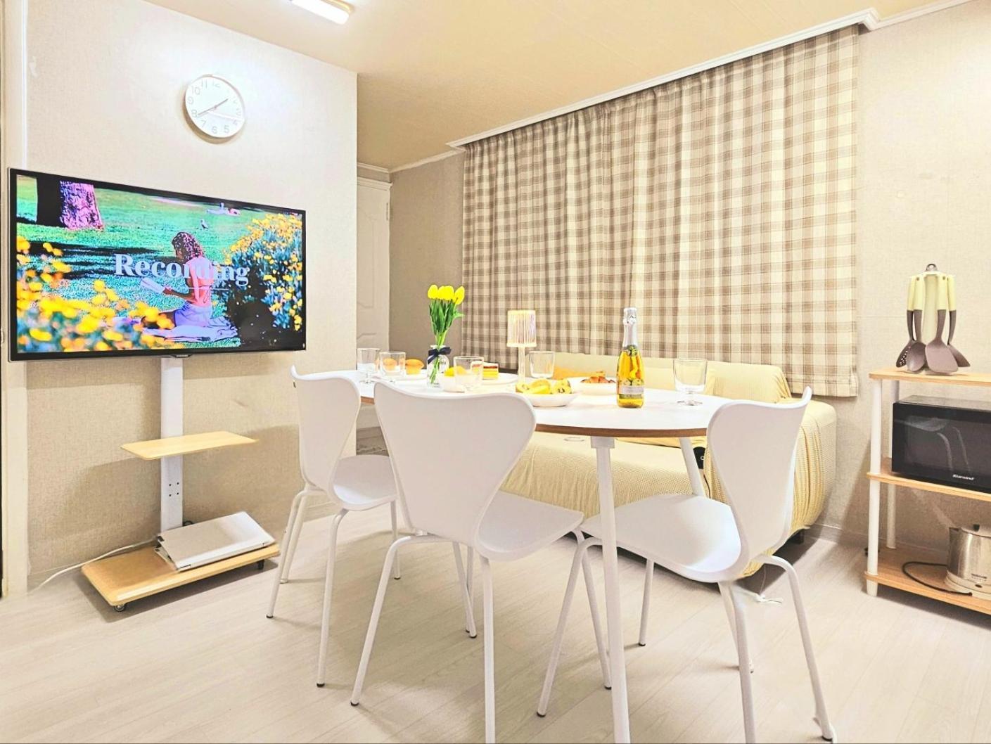 Gangnam Cozy Near Sinnonhyeon, 3 Queen Beds, Sofa