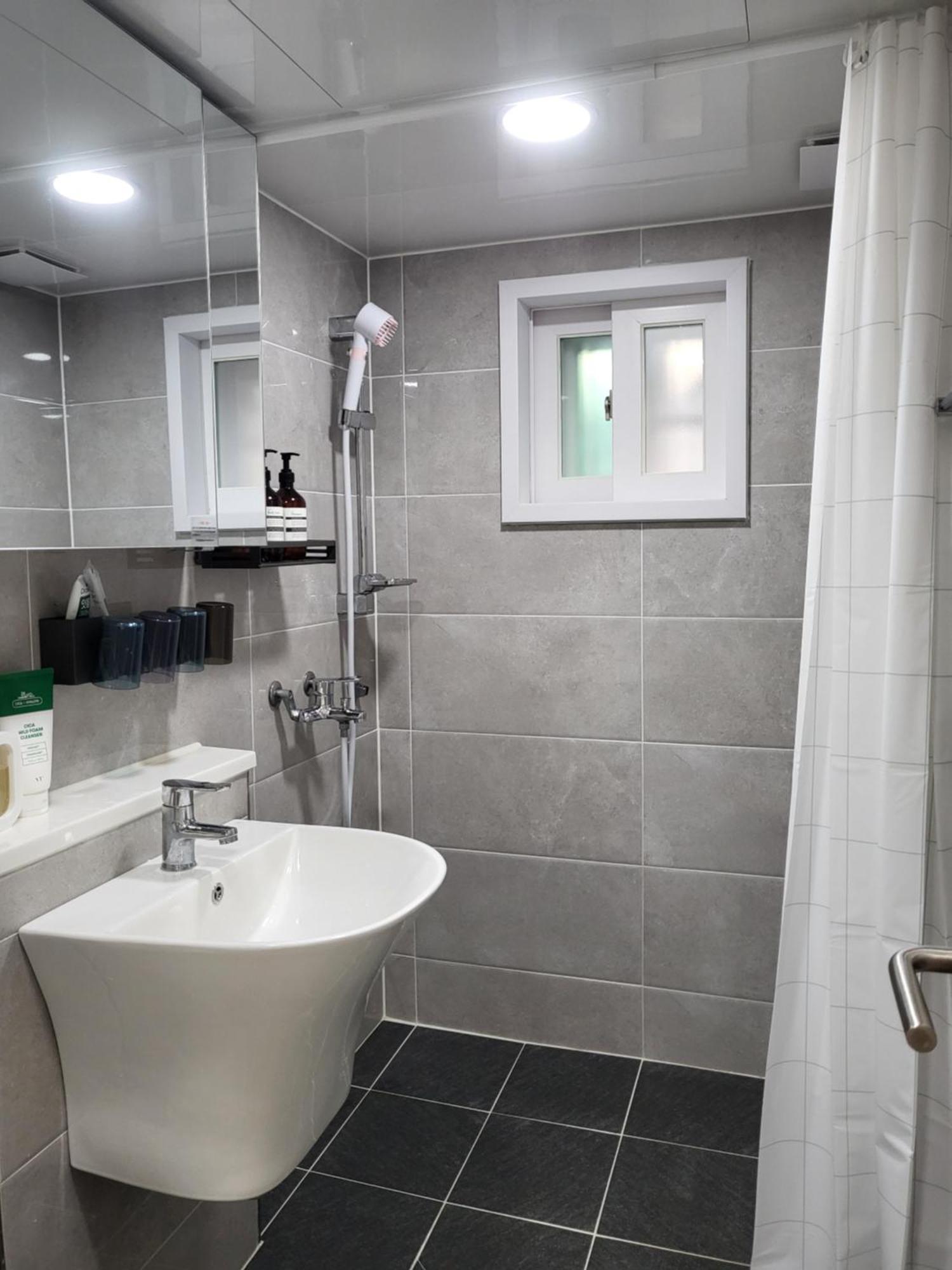Moon House In #quiet #airport Transport Nearby#1 Min To Line2 Nakseongdae Subway Seul