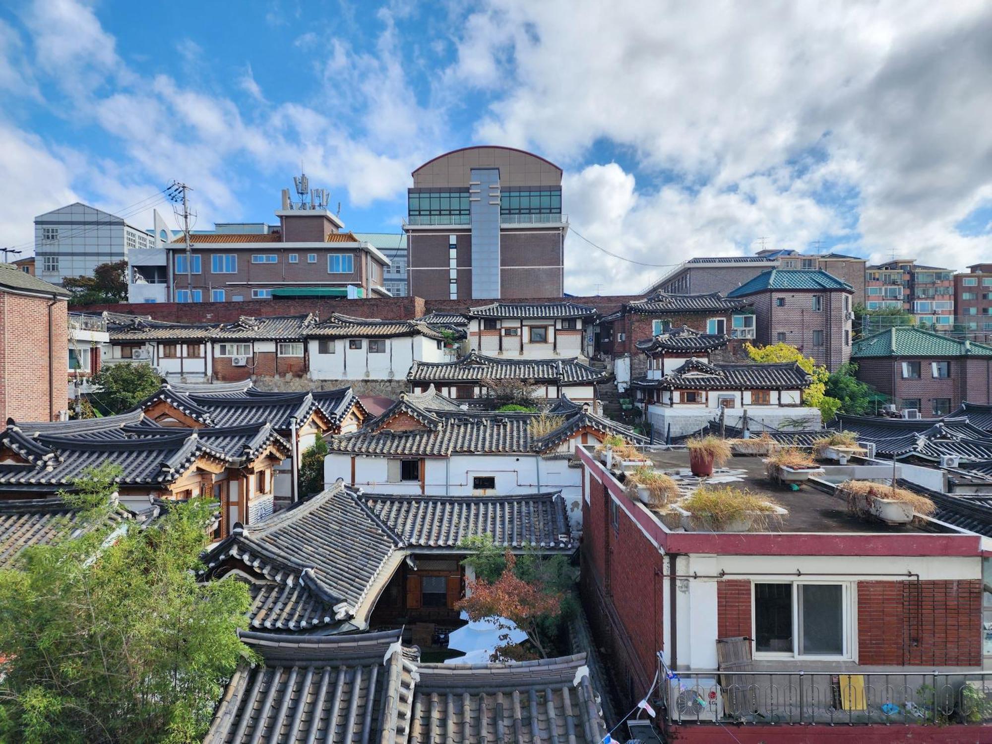 Gyedong Byeolchae, Bukchon Hanok Village & Namsan Tower View Warm Morning Sunshine Tranquil Rest Apartamento