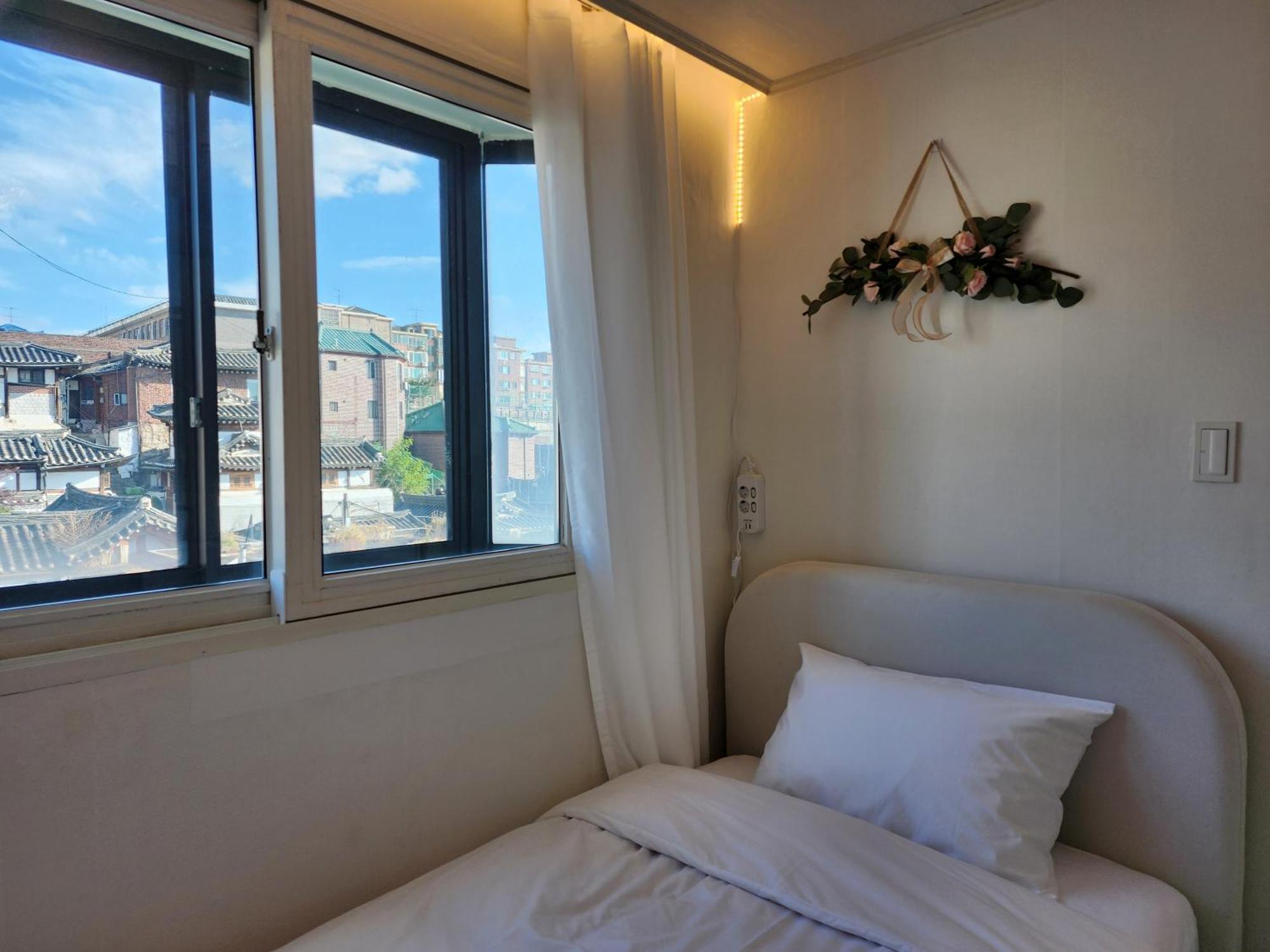 Gyedong Byeolchae, Bukchon Hanok Village & Namsan Tower View Warm Morning Sunshine Tranquil Rest Apartamento
