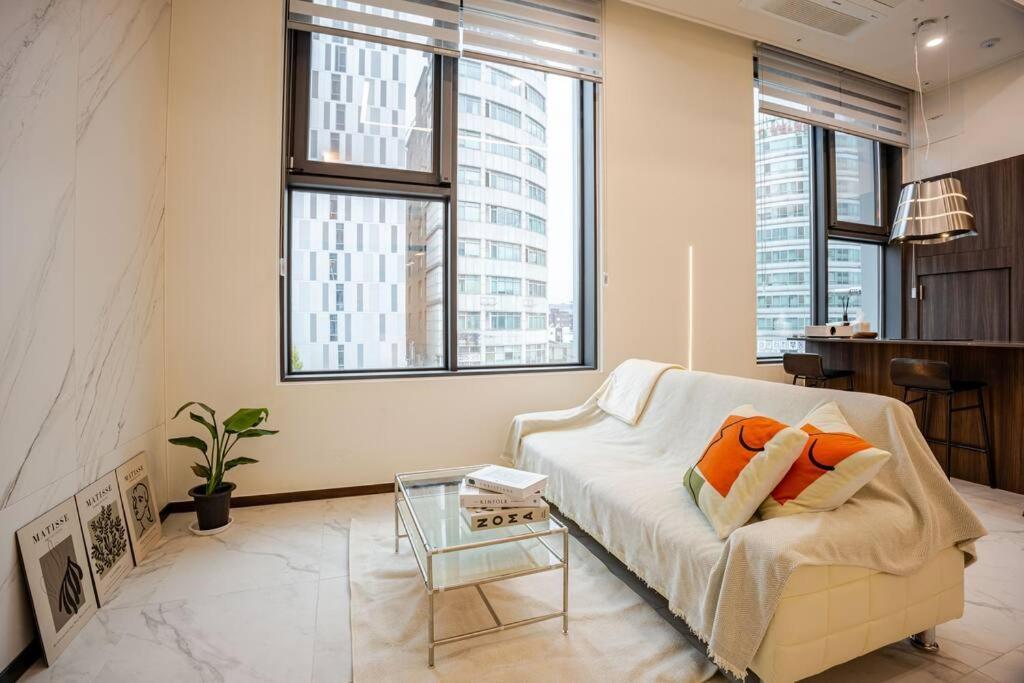 Apartment Everywhere - Triple Subway Line 2,4,5 Seoul