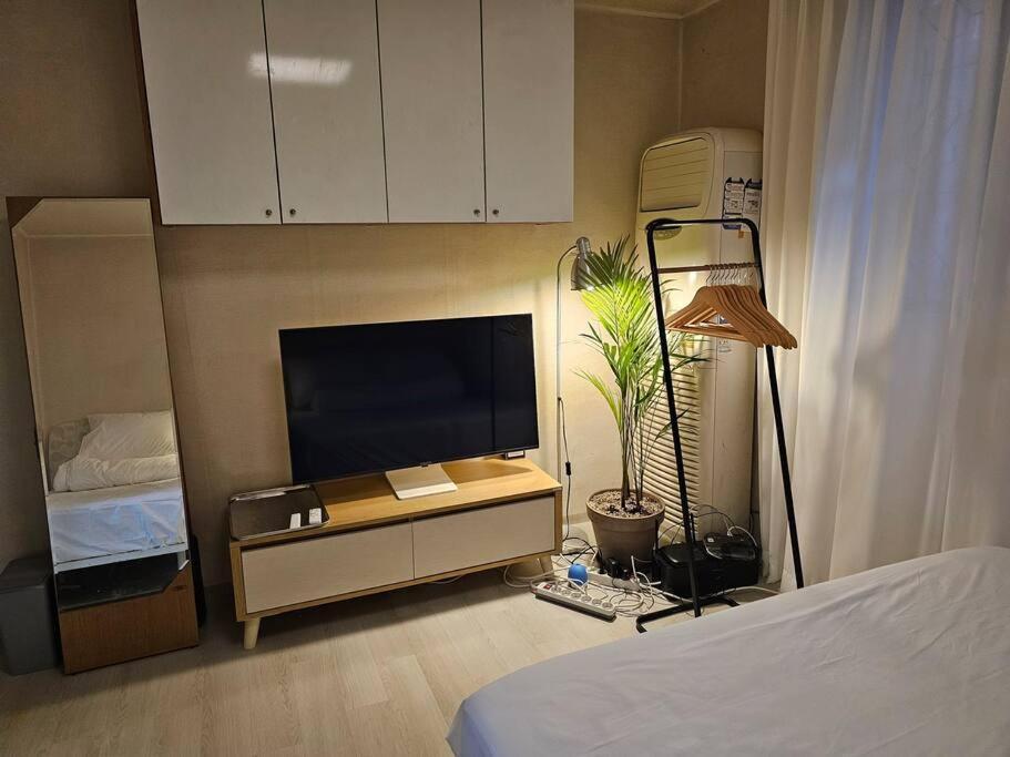 Hongdae, 10mins To Hapjeong Station, Mangwon Station, 2 3 Beds, Max 5pax