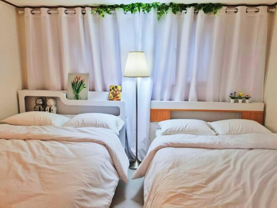 Seoul, 3 Rooms, Gimpo Airport, Free Parking, 1 Pm Check-out, Super Close To The Station, 10 People, Warm Accommodation, 4 Beds, Hongdae, Jongno, Myeongdong