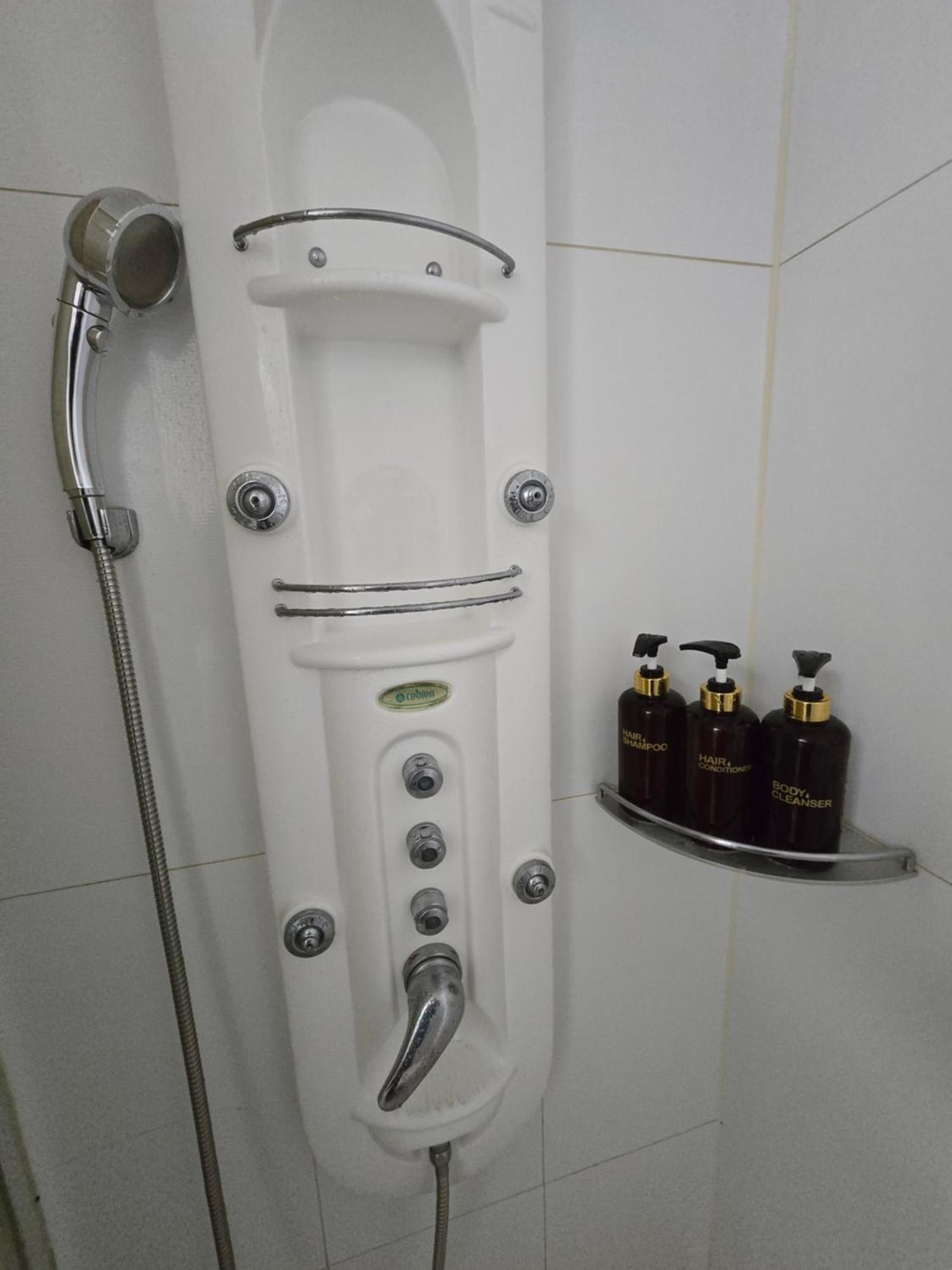 2 Queen Beds, 5 Min Walk From Gangnam St, Spacious House, Convenience Store *