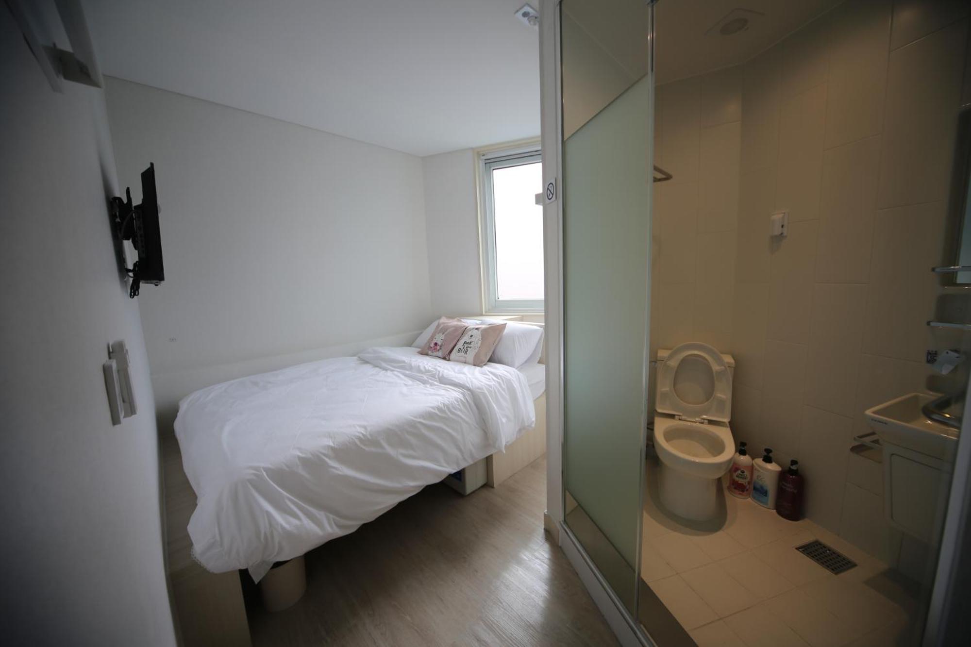 Moon Hotel *