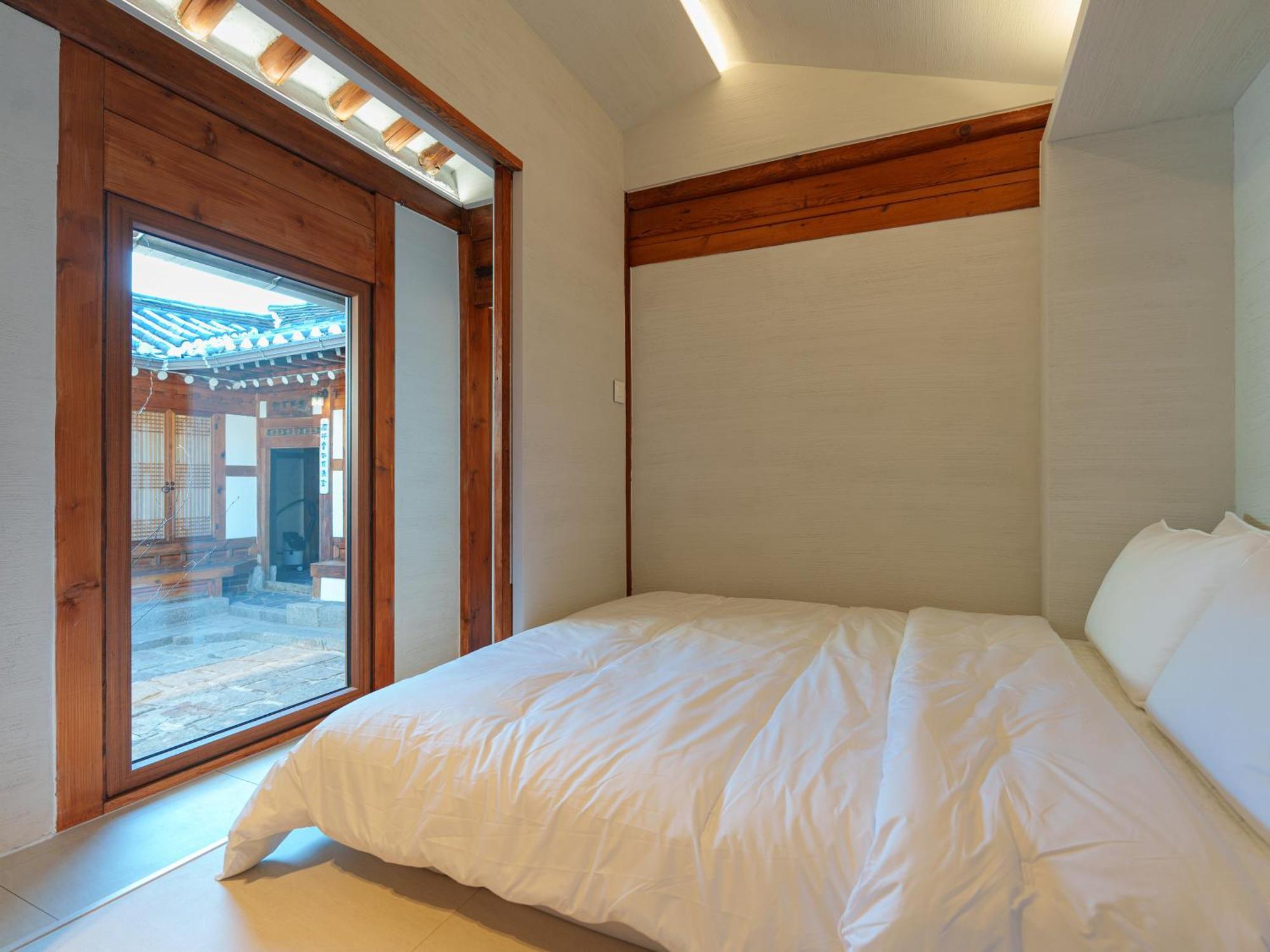 Bukchon Hanok - 'yul Jae' The Access Code Is Sent By Message