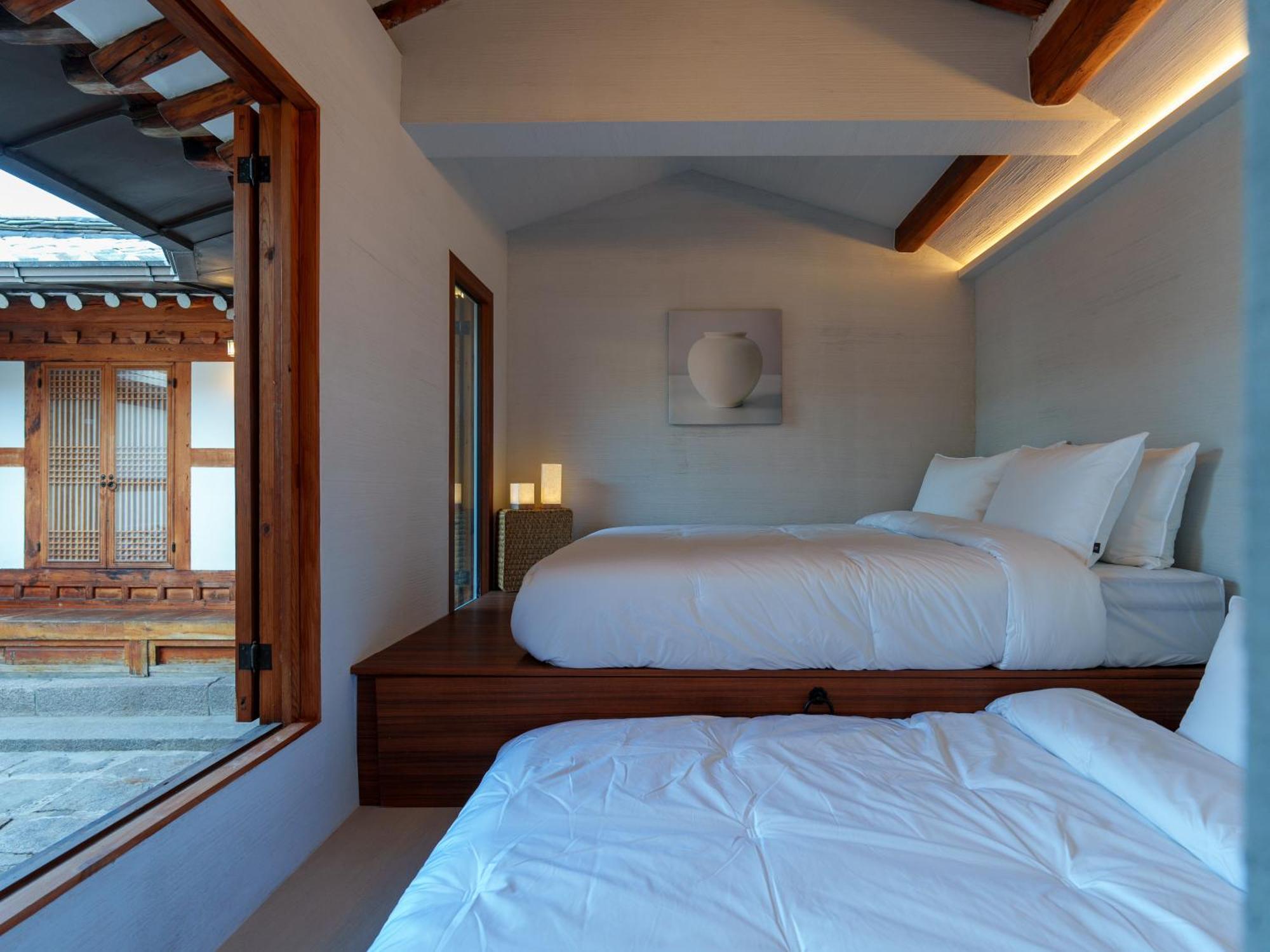 Bukchon Hanok - 'yul Jae' The Access Code Is Sent By Message