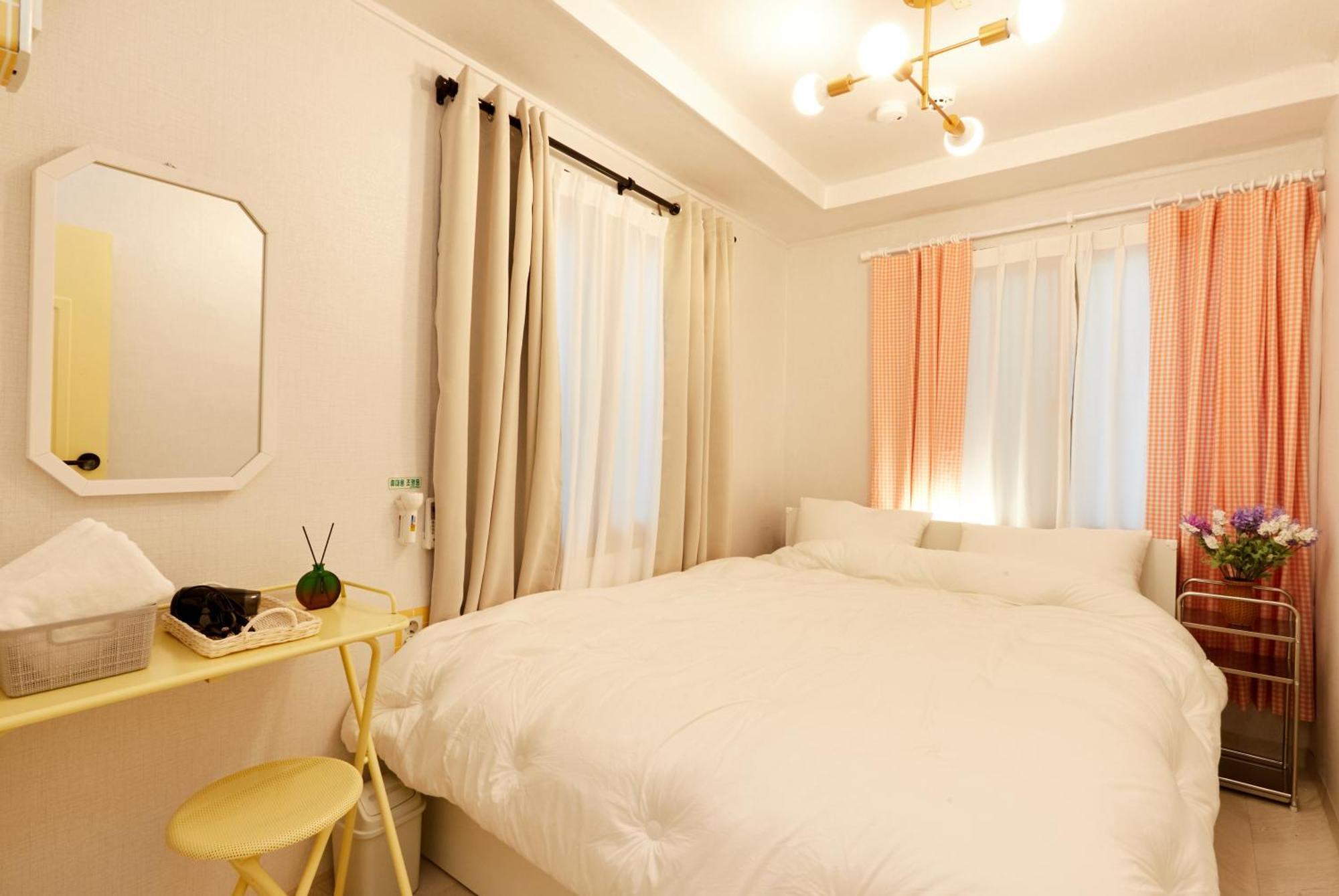 Holiday home Zero Water During The Open Event Hongdae 10 Minutes Hapjeong 10 Minutes Gongdeok Airport Railroad 5 Minutes Gyeongui Line Forest Road 1 Minutes *