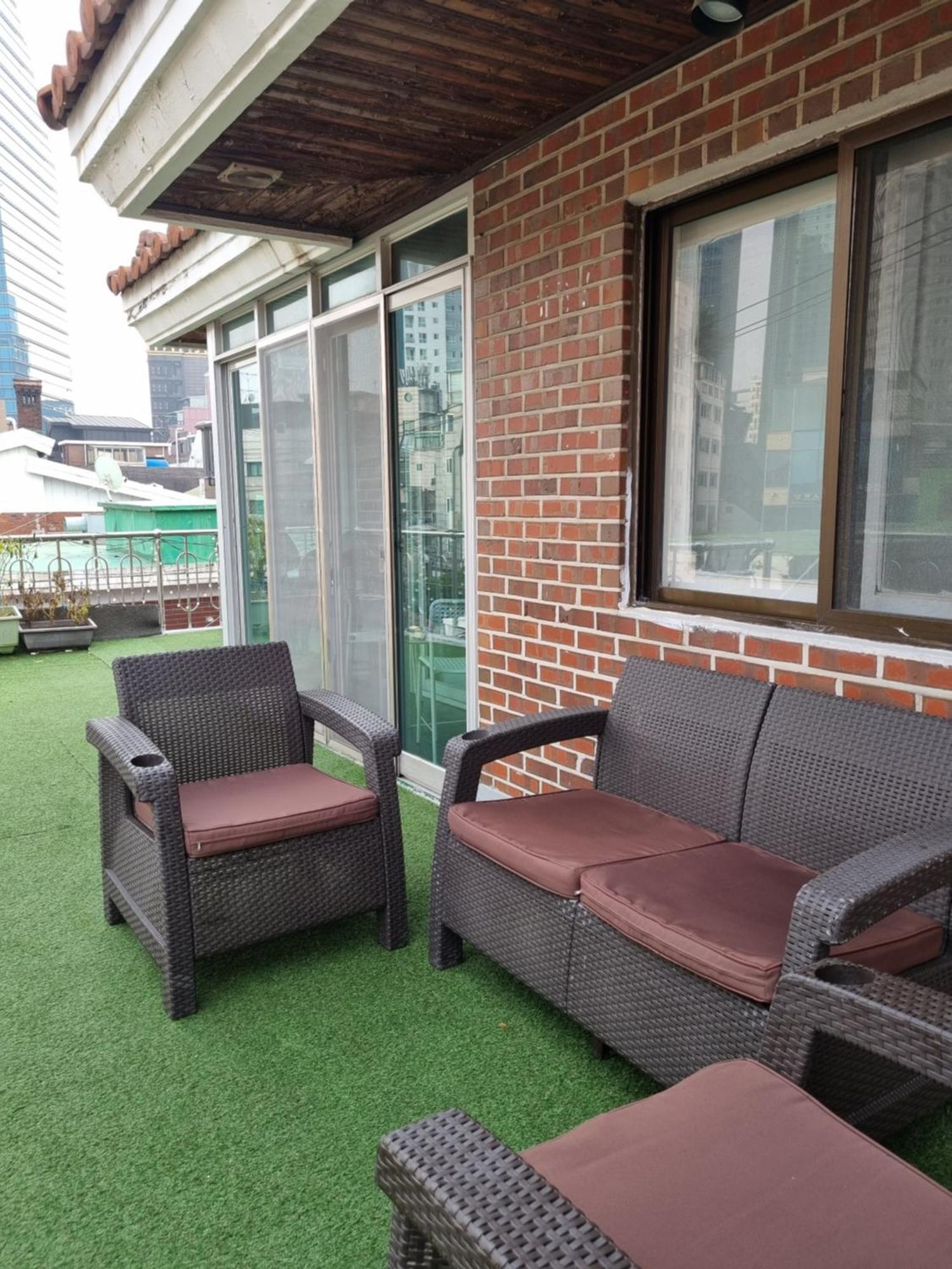 Hongdae Sky View Private Roof Garden House 2br 2qb 1ssb Free Wifi Starbucks Capsule 외국인전용 * Seoul