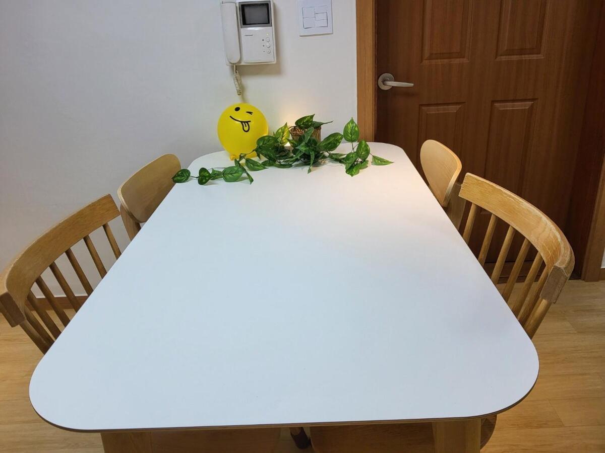 Comfort House 2 Bed Hwagok Station 4minutes Gimpo Airport 10 Minutes Apartment *