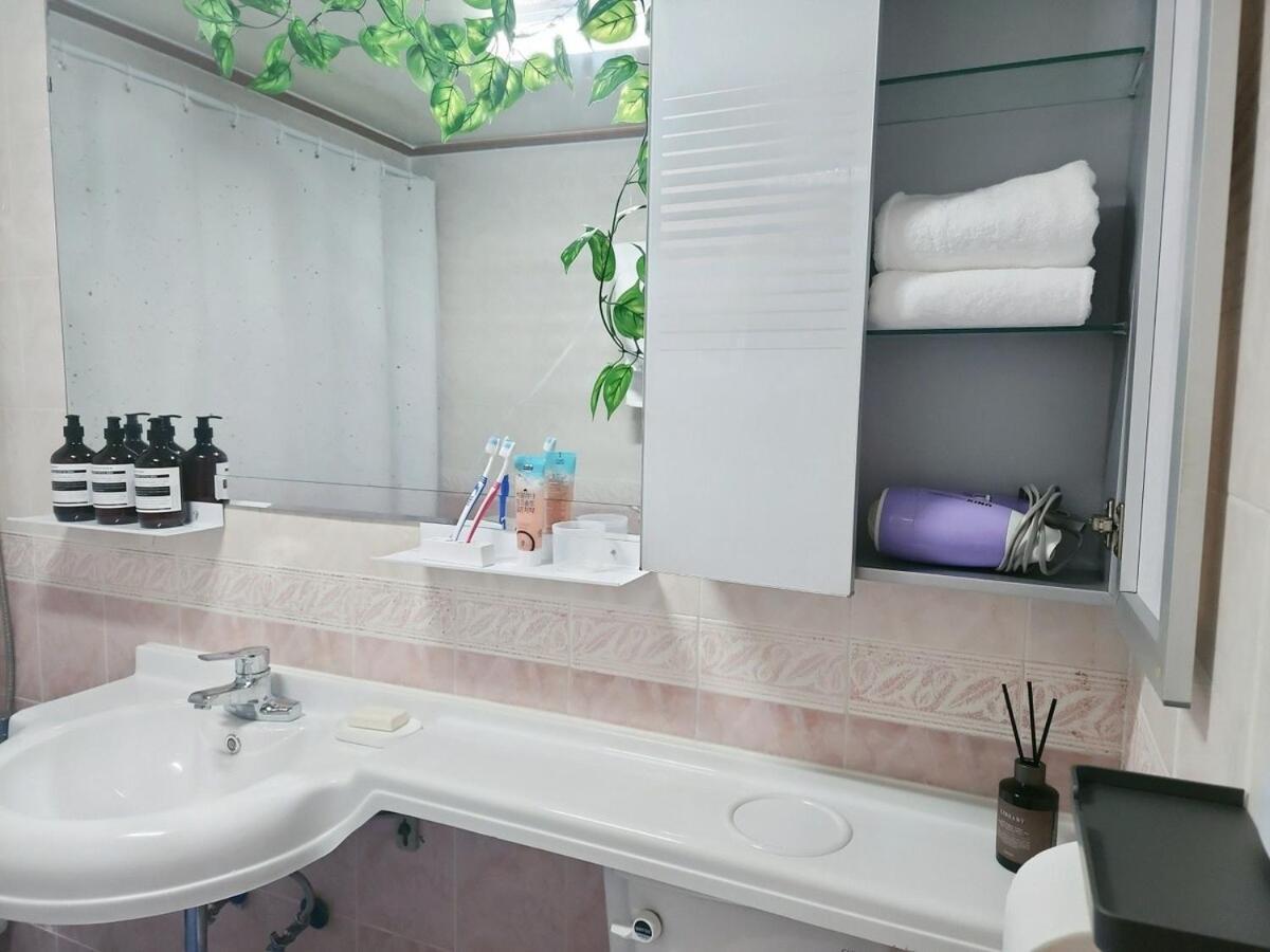 Comfort House 2 Bed Hwagok Station 4minutes Gimpo Airport 10 Minutes Seoul